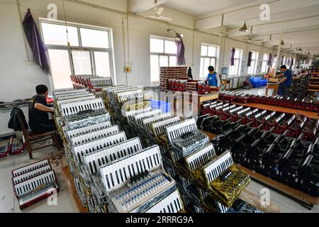 230527 -- TIANJIN, 27. Mai 2023 -- Arbeiter versammeln Akkordeons in einer Werkstatt von Tianjin Yingwu Musical Instrument Co., Ltd. In Zhongwang Stadt im Bezirk Jinghai, nordchinesisches Tianjin, 25. Mai 2023. Tianjin Yingwu Musical Instrument Co., Ltd. Ist ein Unternehmen mit 71 Jahren Akkordeon-Herstellungsgeschichte. In den 1950er Jahren produzierte die Vorgängerin der Tianjin Musikinstrumentenfabrik die erste Akkordeon im neuen China mit der Marke Yingwu. Von da an wurden die hier produzierten Yingwu-Akkordeons im in- und Ausland berühmt. In den letzten Jahren hat das Unternehmen die Technologie i durchgeführt Stockfoto