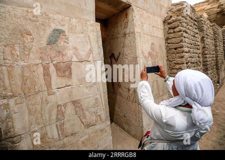 230527 -- KAIRO, 27. Mai 2023 -- Eine Frau fotografiert ein altes Grab an der archäologischen Stätte in Sakkara Nekropolis, südlich der Hauptstadt Kairo, Ägypten, 27. Mai 2023. Ägypten gab am Samstag die Entdeckung von zwei antiken Einbalsamierungswerkstätten für Menschen und Tiere sowie zwei Gräbern und einer Sammlung von Artefakten in der Sakkara-Nekropole südlich der Hauptstadt Kairo bekannt. Ahmed Gomaa EGYPT-SAQQARA-ARCHÄOLOGIE-MUMIFIZIERUNG WORKSHOPS UND GRÄBER AixHamaidegema PUBLICATIONxNOTxINxCHN Stockfoto