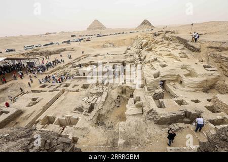 230527 -- KAIRO, 27. Mai 2023 -- dieses Foto, das am 27. Mai 2023 aufgenommen wurde, zeigt die archäologische Stätte in Sakkara Nekropole, südlich der Hauptstadt Kairo, Ägypten. Ägypten gab am Samstag die Entdeckung von zwei antiken Einbalsamierungswerkstätten für Menschen und Tiere sowie zwei Gräbern und einer Sammlung von Artefakten in der Sakkara-Nekropole südlich der Hauptstadt Kairo bekannt. Ahmed Gomaa EGYPT-SAQQARA-ARCHÄOLOGIE-MUMIFIZIERUNG WORKSHOPS UND GRÄBER SuixXiankai PUBLICATIONxNOTxINxCHN Stockfoto