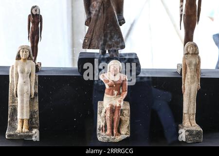 230527 -- KAIRO, 27. Mai 2023 -- dieses Foto, das am 27. Mai 2023 aufgenommen wurde, zeigt Artefakte, die während einer archäologischen Pressekonferenz in der Nekropole Sakkara südlich der ägyptischen Hauptstadt Kairo ausgestellt wurden. Ägypten gab am Samstag die Entdeckung von zwei antiken Einbalsamierungswerkstätten für Menschen und Tiere sowie zwei Gräbern und einer Sammlung von Artefakten in der Sakkara-Nekropole südlich der Hauptstadt Kairo bekannt. Ahmed Gomaa EGYPT-SAQQARA-ARCHÄOLOGIE-MUMIFIZIERUNG WORKSHOPS UND GRÄBER SuixXiankai PUBLICATIONxNOTxINxCHN Stockfoto