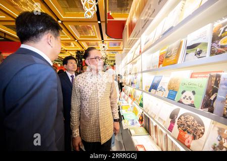 230528 -- KUALA LUMPUR, 28. Mai 2023 -- der malaysische Premierminister Anwar Ibrahim R besucht das Ausstellungsgelände von China als Ehrengast auf der 40. Kuala Lumpur International Book Fair KLIBF in Kuala Lumpur, Malaysia, am 27. Mai 2023. Die Eröffnungszeremonie für eine Reihe von Veranstaltungen von China als Ehrengast am 40. KLIBF fand hier am Samstag statt. MALAYSIA-KUALA LUMPUR-INTERNATIONALE BUCHMESSE-CHINA-EHRENGAST ZHUXWEI PUBLICATIONXNOTXINXCHN Stockfoto