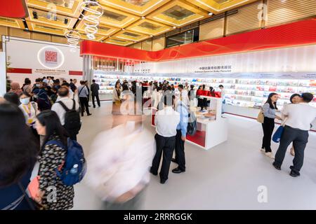 230528 -- KUALA LUMPUR, 28. Mai 2023 -- als Ehrengast auf der 40. Kuala Lumpur International Book Fair KLIBF in Kuala Lumpur, Malaysia, 27. Mai 2023, besuchen die Besucher die Ausstellungsfläche von China. Die Eröffnungszeremonie für eine Reihe von Veranstaltungen von China als Ehrengast am 40. KLIBF fand hier am Samstag statt. MALAYSIA-KUALA LUMPUR-INTERNATIONALE BUCHMESSE-CHINA-EHRENGAST ZHUXWEI PUBLICATIONXNOTXINXCHN Stockfoto