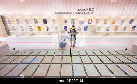 230528 -- KUALA LUMPUR, 28. Mai 2023 -- als Ehrengast auf der 40. Kuala Lumpur International Book Fair KLIBF in Kuala Lumpur, Malaysia, 27. Mai 2023, besuchen die Besucher die Ausstellungsfläche von China. Die Eröffnungszeremonie für eine Reihe von Veranstaltungen von China als Ehrengast am 40. KLIBF fand hier am Samstag statt. MALAYSIA-KUALA LUMPUR-INTERNATIONALE BUCHMESSE-CHINA-EHRENGAST ZHUXWEI PUBLICATIONXNOTXINXCHN Stockfoto