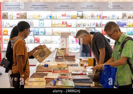 230528 -- KUALA LUMPUR, 28. Mai 2023 -- als Ehrengast auf der 40. Kuala Lumpur International Book Fair KLIBF in Kuala Lumpur, Malaysia, 27. Mai 2023, besuchen die Besucher die Ausstellungsfläche von China. Die Eröffnungszeremonie für eine Reihe von Veranstaltungen von China als Ehrengast am 40. KLIBF fand hier am Samstag statt. MALAYSIA-KUALA LUMPUR-INTERNATIONALE BUCHMESSE-CHINA-EHRENGAST ZHUXWEI PUBLICATIONXNOTXINXCHN Stockfoto