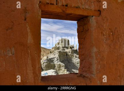 230528 -- ZANDA, 28. Mai 2023 -- dieses Foto, das am 26. Mai 2023 aufgenommen wurde, zeigt einen Teil der Piyang Grotten im Zanda County der Präfektur Ngari, der autonomen Region Tibet im Südwesten Chinas. Versteckt zwischen Sandsteinhügeln im abgelegenen Westen Tibets, ist ein Abschnitt von Wabenhöhlen weit über die Reichweite der meisten Reisenden hinaus. Die 1.000 Jahre alten Höhlen in der Präfektur Ngari der Autonomen Region Tibet, bekannt als Donggar- und Piyang-Grotten, beherbergen eine der weltweit größten Sammlungen tibetischer buddhistischer Wandbilder. Rigzin Wangzhab, 75, bewacht das Gelände seit über 20 Jahren. Als ich sehr jung war Stockfoto