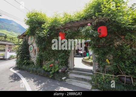 230528 -- HANGZHOU, 28. Mai 2023 -- dieses Foto, das am 25. Mai 2023 aufgenommen wurde, zeigt einen Blick auf einen Aufenthalt auf einem Bauernhof im Dorf Longxian im Qingtian County in der ostchinesischen Provinz Zhejiang. MIT: In ganz China: Landwirtschafts-Erbe-System wiederbelebt CHINA s Dorf DER Vereinten Nationen CHINA-ZHEJIANG-HANGZHOU-DORF-LANDWIRTSCHAFT ERBE-SYSTEM CN DuxXiaoyi PUBLICATIONxNOTxINxCHN Stockfoto