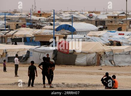 230529 -- HASAKA, 29. Mai 2023 -- Menschen werden am 28. Mai 2023 im Al-Hol-Flüchtlingscamp in der nordöstlichen Provinz Hasaka in Syrien gesehen. STR/Xinhua SYRIA-HASAKAH-REFUGEE-CAMP Stringer PUBLICATIONxNOTxINxCHN Stockfoto