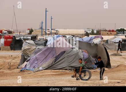 230529 -- HASAKA, 29. Mai 2023 -- Menschen werden am 28. Mai 2023 im Al-Hol-Flüchtlingscamp in der nordöstlichen Provinz Hasaka in Syrien gesehen. STR/Xinhua SYRIA-HASAKAH-REFUGEE-CAMP Stringer PUBLICATIONxNOTxINxCHN Stockfoto