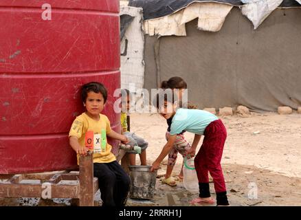 230529 -- HASAKA, 29. Mai 2023 -- Kinder werden am 28. Mai 2023 im Al-Hol-Flüchtlingscamp in der nordöstlichen Provinz Hasaka in Syrien gesehen. STR/Xinhua SYRIA-HASAKAH-REFUGEE-CAMP Stringer PUBLICATIONxNOTxINxCHN Stockfoto