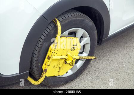 Blockierte Fahrzeugräder Stockfoto