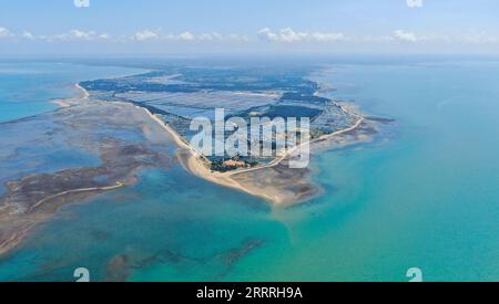 230529 -- ZHANJIANG, 29. Mai 2023 -- dieses Luftbild, das am 27. Mai 2023 aufgenommen wurde, zeigt den Blick auf die Deng Lou Ecke in der Gemeinde Jiaowei im Xuwen County, Stadt Zhanjiang, Provinz Guangdong in Südchina. Die Deng Lou Corner ist nach dem Leuchtturm auf dem Boden und der spitz zulaufenden Form des Bodens ins Meer benannt. Die Stadt Zhanjiang in der südchinesischen Provinz Guangdong grenzt im Osten an das Südchinesische Meer und im Westen an den Beibu-Golf und liegt gegenüber der Hainan-Insel im Süden über die Qiongzhou-Straße. Sie hat das größte Gebiet mit Mangrovenwäldern im ganzen Land und ist eine wichtige Basis Stockfoto