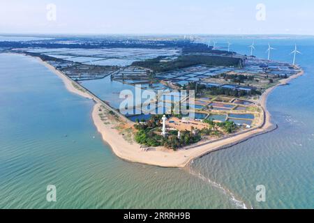 230529 -- ZHANJIANG, 29. Mai 2023 -- dieses Luftbild, das am 27. Mai 2023 aufgenommen wurde, zeigt den Blick auf die Deng Lou Ecke in der Gemeinde Jiaowei im Xuwen County, Stadt Zhanjiang, Provinz Guangdong in Südchina. Die Deng Lou Corner ist nach dem Leuchtturm auf dem Boden und der spitz zulaufenden Form des Bodens ins Meer benannt. Die Stadt Zhanjiang in der südchinesischen Provinz Guangdong grenzt im Osten an das Südchinesische Meer und im Westen an den Beibu-Golf und liegt gegenüber der Hainan-Insel im Süden über die Qiongzhou-Straße. Sie hat das größte Gebiet mit Mangrovenwäldern im ganzen Land und ist eine wichtige Basis Stockfoto