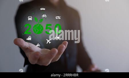 Unendlichkeitssymbol mit kreisförmigen Symbolen für die Wirtschaft rund um Glühbirnen, zukünftiges nachhaltiges Investitionswachstum, Verringerung der Umweltbelastung. Stockfoto