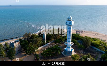 230529 -- ZHANJIANG, 29. Mai 2023 -- dieses Luftbild, das am 27. Mai 2023 aufgenommen wurde, zeigt den Blick auf die Deng Lou Ecke in der Gemeinde Jiaowei im Xuwen County, Stadt Zhanjiang, Provinz Guangdong in Südchina. Die Deng Lou Corner ist nach dem Leuchtturm auf dem Boden und der spitz zulaufenden Form des Bodens ins Meer benannt. Die Stadt Zhanjiang in der südchinesischen Provinz Guangdong grenzt im Osten an das Südchinesische Meer und im Westen an den Beibu-Golf und liegt gegenüber der Hainan-Insel im Süden über die Qiongzhou-Straße. Sie hat das größte Gebiet mit Mangrovenwäldern im ganzen Land und ist eine wichtige Basis Stockfoto