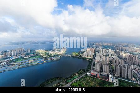 230529 -- ZHANJIANG, 29. Mai 2023 -- dieses Luftbild, das am 25. Mai 2023 aufgenommen wurde, zeigt den Blick auf städtische Gebiete der Stadt Zhanjiang in der südchinesischen Provinz Guangdong. An das Südchinesische Meer im Osten und den Beibu-Golf im Westen angrenzend und mit Blick auf die Insel Hainan im Süden über die Straße von Qiongzhou, die Stadt Zhanjiang in der südchinesischen Provinz Guangdong hat die größte Mangrovenwaldfläche im ganzen Land und ist eine wichtige Basis für aquatische Produkte. In den letzten Jahren hat die Stadt großen Wert auf die Entwicklung der grünen Industrie und der Meereswirtschaft gelegt. SkyEyeCHINA-GUANGDONG-ZHANJIA Stockfoto