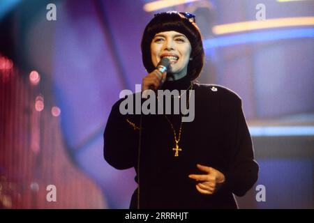 Mireille Mathieu, französische Sängerin, bei einem Auftritt auf der Bühne, Deutschland 1998. Stockfoto