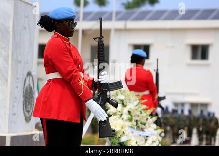 230530 -- BEIRUT, 30. Mai 2023 -- UN-Interimstruppe im Libanon UNIFIL-Soldaten grüßen ihre Kameraden, die während einer Zeremonie anlässlich des Internationalen Tages der UN-Friedenstruppen in Naqoura, Südlibanon, am 29. Mai 2023 in der Pfadfinderschaft ums Leben kamen. Der Chef der UN-Interimstruppe im Libanon UNIFIL betonte am Montag die Bedeutung der politischen und sicherheitspolitischen Rolle der UNIFIL im Südlibanon anlässlich des Internationalen Tages der UN-Friedenstruppen. DIE UN-Friedenssicherung spielt eine wichtige politische, sicherheitspolitische Rolle in S. Libanon: UN-Missionsleiter Foto von /Xinhua LEBANON-BEIRUT-INT L TAG DER UN PEACEKEE Stockfoto