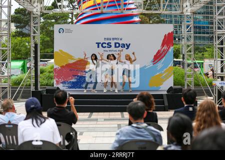 230530 -- SEOUL, 30. Mai 2023 -- die Darsteller tanzen während des Trilateral Cooperation Secretariat TCS Day in Seoul, Südkorea, 30. Mai 2023. Der TCS ist ein internationales Gremium mit Sitz in Seoul zur Förderung von Frieden und gemeinsamem Wohlstand in China, Japan und Südkorea. Am Dienstag fand eine Reihe von Aktivitäten statt, um den 13. Jahrestag der Unterzeichnung eines Abkommens über seine Einrichtung zu gedenken. SÜDKOREA-SEOUL-TCS TAG WangxYiliang PUBLICATIONxNOTxINxCHN Stockfoto