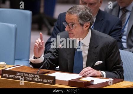 230531 -- VEREINTEN NATIONEN, 31. Mai 2023 -- Rafael Grossi, Generaldirektor der Internationalen Atomenergie-Organisation IAEO, leitet eine Sitzung des UN-Sicherheitsrates am 30. Mai 2023 im UN-Hauptquartier in New York ein. Die nukleare Sicherheitslage im Kernkraftwerk Zaporizhzhia in der Ukraine sei nach wie vor äußerst fragil und gefährlich, sagte Rafael Grossi. /Foto/Handout der Vereinten Nationen über Xinhua LEITER DES UN-SICHERHEITSRATS und der IAEO-KERNKRAFTWERKS ZAPORIZHHIA EskinderxDebebe PUBLICATIONxNOTxINxCHN Stockfoto