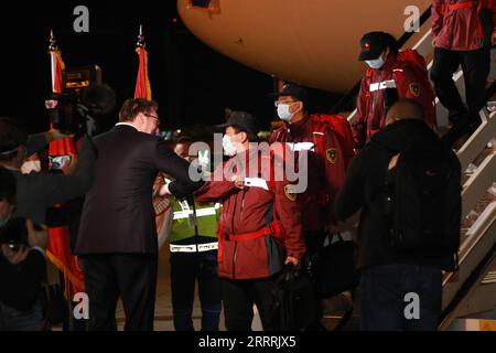 230531 -- PEKING, 31. Mai 2023 -- der serbische Präsident Aleksandar Vucic L begrüßt Mitglieder des chinesischen Ärzteteams über Ellenbogenkontakt in Belgrad, Serbien, 21. März 2020. Xinhua-Schlagzeilen: China hat konzertierte Anstrengungen unternommen, um der Welt bei der Bewältigung der Pandemie ShixZhongyu PUBLICATIONxNOTxINxCHN zu helfen Stockfoto