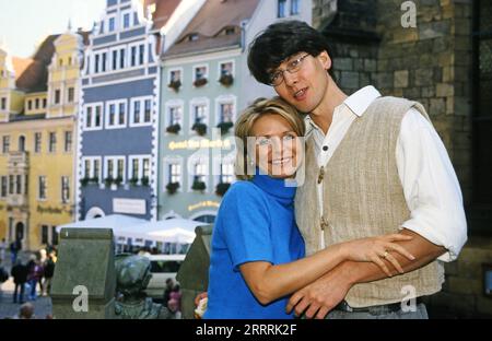 Uta Bresan, deutsche Schlagersängerin und Moderatorin, mit Ehemann Karsten Freund in Meißen, Deutschland 2001. Stockfoto