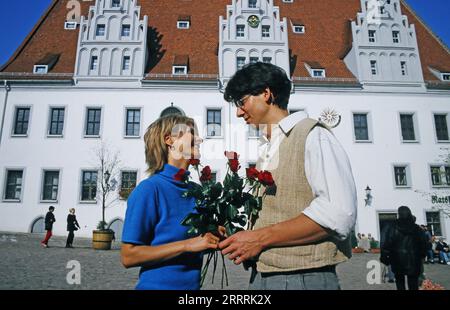 Uta Bresan, deutsche Schlagersängerin und Moderatorin, mit Ehemann Karsten Freund in Meißen, Deutschland 2001. Stockfoto