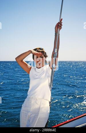 Ingrid Peters, deutsche Sängerin und Radiomoderatorin, im Segelboot bei einem Fotoshooting in der Dominikanischen Republik, 2000. Stockfoto