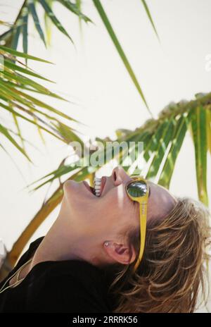 Ingrid Peters, deutsche Sängerin und Radiomoderatorin, bei einem Strandfotoshooting unter Palmen in der Dominikanischen Republik, 2000. Stockfoto