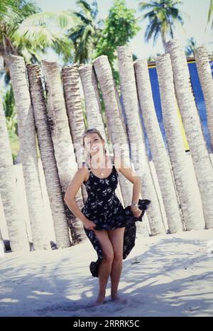 Ingrid Peters, deutsche Sängerin und Radiomoderatorin, bei einem Strandfotoshooting unter Palmen in der Dominikanischen Republik, 2000. Stockfoto