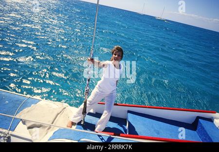 Ingrid Peters, deutsche Sängerin und Radiomoderatorin, im Segelboot bei einem Fotoshooting in der Dominikanischen Republik, 2000. Stockfoto