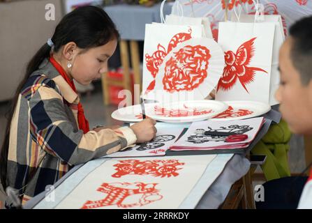 230601 -- PEKING, 1. Juni 2023 -- Studenten machen Papierschneidearbeiten in Ürümqi, Nordwestchinas autonome Region Xinjiang Uygur, 31. Mai 2023. Am 1. Juni findet der Internationale Kindertag statt. Verschiedene Veranstaltungen wurden landesweit mit lebhaften Farben und fröhlichem Lachen abgehalten, während sich Kinder und Familien zum Feiern versammelten. CHINA-CHILDREN S DAY-CELEBRATION CN WANGXFEI PUBLICATIONXNOTXINXCHN Stockfoto