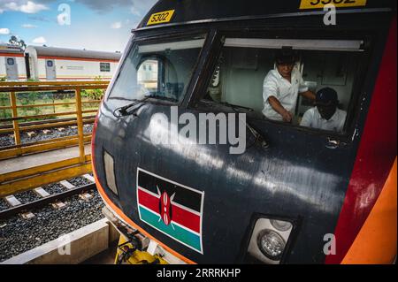 230601 -- NAIROBI, 1. Juni 2023 -- der chinesische Ausbilder Jiang Liping L und der Auszubildende Horace Owiti führen eine Lokomotivinspektion in Nairobi, Kenia, am 23. Mai 2023 durch. Jiang ist Zugführer der Africa Star Railway Operation Company. Er kam 2018 nach Kenia und war für die technische Ausbildung der Fahrer und die Überwachung des standardisierten Betriebs verantwortlich. Horace ist Jiangs Lehrling und arbeitet zusammen an der Mombasa-Nairobi-Eisenbahn. Horace ist intelligent und fleißig, sagte Jiang, ich hoffe, dass die Auszubildenden als Gäste nach China kommen, denn wir sind nicht nur Kollegen, sondern auch Stockfoto