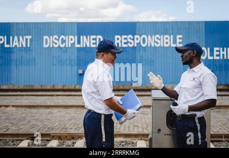 230601 -- NAIROBI, 1. Juni 2023 -- der chinesische Ausbilder Jiang Liping L spricht mit dem Auszubildenden Horace Owiti in Nairobi, Kenia, 23. Mai 2023. Jiang ist Zugführer der Africa Star Railway Operation Company. Er kam 2018 nach Kenia und war für die technische Ausbildung der Fahrer und die Überwachung des standardisierten Betriebs verantwortlich. Horace ist Jiangs Lehrling und arbeitet zusammen an der Mombasa-Nairobi-Eisenbahn. Horace ist intelligent und fleißig, sagte Jiang, ich hoffe, dass die Auszubildenden als Gäste nach China kommen werden, denn wir sind nicht nur Kollegen, sondern auch Freunde. Horace sagte das Stockfoto