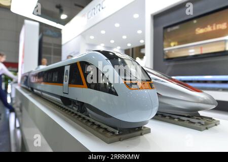 230601 -- BANGKOK, 1. Juni 2023 -- Zugmodelle der China Railway Rolling Stock Corporation CRRC werden während der Asia Pacific Rail 2023 in Bangkok, Thailand, am 31. Mai 2023 abgebildet. CRRC führte während der Ausstellung eine Reihe von Aktivitäten durch, die sich mit der Entdeckung der Welt mit dem Zug beschäftigten und verschiedene Modelle chinesischer Züge zeigten. THAILAND-BANGKOK-ASIEN-PAZIFIK-BAHNAUSSTELLUNG RACHENXSAGEAMSAK PUBLICATIONXNOTXINXCHN Stockfoto