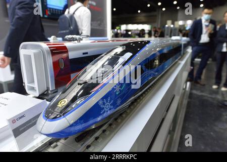 230601 -- BANGKOK, 1. Juni 2023 -- Zugmodelle der China Railway Rolling Stock Corporation CRRC werden während der Asia Pacific Rail 2023 in Bangkok, Thailand, am 31. Mai 2023 abgebildet. CRRC führte während der Ausstellung eine Reihe von Aktivitäten durch, die sich mit der Entdeckung der Welt mit dem Zug beschäftigten und verschiedene Modelle chinesischer Züge zeigten. THAILAND-BANGKOK-ASIEN-PAZIFIK-BAHNAUSSTELLUNG RACHENXSAGEAMSAK PUBLICATIONXNOTXINXCHN Stockfoto