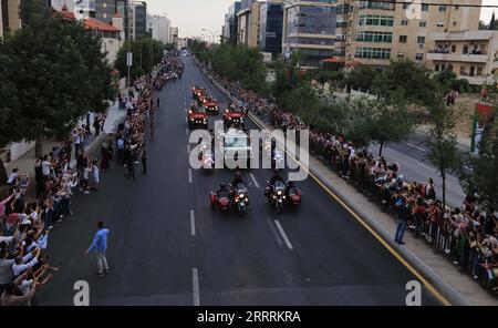 230601 -- AMMAN, 1. Juni 2023 -- der jordanische Kronprinz Hussein und der Saudi-arabische Architekt Rajwa Al-Saif werden während der Prozession im Anschluss an eine Hochzeitszeremonie in Amman, Jordanien, am 1. Juni 2023 gesehen. Jordaniens Kronprinz Hussein heiratete am Donnerstag den saudischen Architekten Rajwa Al-Saif während einer üppigen Hochzeitszeremonie, an der arabische und ausländische Würdenträger teilnahmen, teilte der Königliche Haschemitische Hof mit. Foto von /Xinhua JORDAN-AMMAN-CROWN PRINCE-WEDDING MohammadxAbuxGhosh PUBLICATIONxNOTxINxCHN Stockfoto