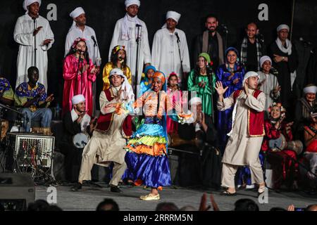 230603 -- KAIRO, 3. Juni 2023 -- Künstler treten bei der Abschlusszeremonie des Internationalen Festivals für Trommeln und traditionelle Kunst in Kairo, Ägypten, am 2. Juni 2023 auf. Das 10. Internationale Festival für Trommeln und traditionelle Kunst wurde hier am Freitagabend unter dem Motto „Trommeln Dialog für den Frieden“ abgeschlossen. ÄGYPTEN-KAIRO-TROMMELN UND KUNST-FESTIVAL-ABSCHLUSS AHMEDXGOMAA PUBLICATIONXNOTXINXCHN Stockfoto