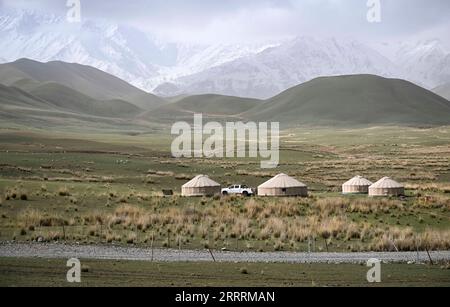 230602 -- ÜRÜMQI, 2. Juni 2023 -- dieses Foto, das am 31. Mai 2023 aufgenommen wurde, zeigt eine Almweide im Gebiet der Kunlun-Berge im Qira County der Präfektur Hotan im Nordwesten Chinas Xinjiang Uygur Autonomous Region. Nach einer umfassenden Berechnung über eine Big-Data-Plattform für Tourismusstatistiken und Stichprobenerhebungen erhielt Xinjiang von Januar bis April 2023 über 51,19 Millionen Touristen, was einem Anstieg von 29,56% gegenüber dem Vorjahr entspricht. In der Zwischenzeit erreichte der Tourismusumsatz 42,64 Milliarden Yuan, etwa 6,03 Milliarden US-Dollar, was einem Anstieg von 60,59% gegenüber dem Vorjahr entspricht. CHINA-XINJIANG-TOURISMUS CN HuxHuhu PUBLICATIONxNOTxINxCHN Stockfoto