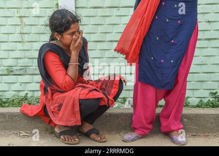 230604 -- BALASORE, 4. Juni 2023 -- Eine Frau wartet auf die Nachricht eines verschwundenen Verwandten im Balasore-Bezirk im ostindischen Bundesstaat Odisha, 4. Juni 2023. Die Zahl der Todesopfer durch die Kollision von zwei Personenzügen im ostindischen Bundesstaat Odisha ist auf 288 gestiegen, wobei am Samstag 803 weitere Personen verletzt werden sollen, sagten Beamte. Die Times of India zitierte Bahnbeamte mit der Aussage, dass bei dem schrecklichen Zusammenstoß, dem tödlichsten Eisenbahnunfall des Landes seit mehr als 20 Jahren, 288 Opfer verzeichnet wurden. Verletzte Passagiere wurden in Krankenhäuser in Gopalpur, Khantapara, Balasore, Bhadrak an gebracht Stockfoto