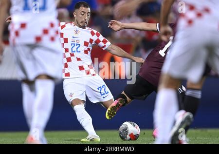 (230909) -- RIJEKA, 9. September 2023 (Xinhua) -- Josip Juranovic (C) aus Kroatien schießt am 8. September 2023 beim Spiel der UEFA EURO 2024 in der Gruppe D zwischen Kroatien und Lettland in Rijeka (Kroatien). (Igor Soban/PIXSELL über Xinhua) Stockfoto