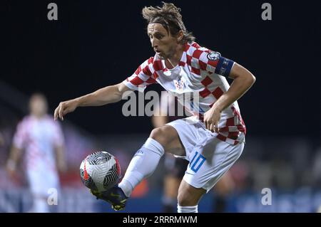 (230909) -- RIJEKA, 9. September 2023 (Xinhua) -- Luka Modric aus Kroatien kontrolliert den Ball beim UEFA EURO 2024-Qualifikationsspiel der Gruppe D zwischen Kroatien und Lettland in Rijeka, Kroatien, am 8. September 2023. (Igor Soban/PIXSELL über Xinhua) Stockfoto