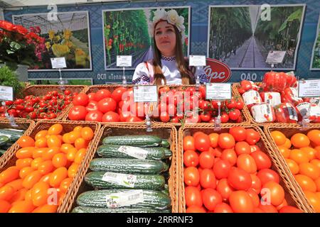 230607 -- MINSK, 7. Juni 2023 -- frisches Gemüse wird auf einer internationalen Landwirtschaftsausstellung im Industriepark China-Belarus des Großen Steins in Minsk, Weißrussland, 6. Juni 2023, ausgestellt. Die Ausstellung hat hier am Dienstag eröffnet. Foto von /Xinhua BELARUS-MINSK-LANDWIRTSCHAFTSAUSSTELLUNG HenadzxZhinkov PUBLICATIONxNOTxINxCHN Stockfoto