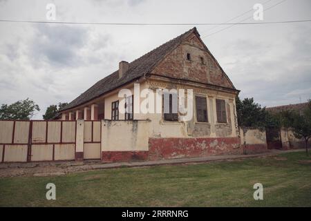 Serbien - Vorderansicht eines typischen Vojvodina Dorfhauses Stockfoto