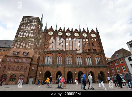 230610 -- BERLIN, 10. Juni 2023 -- dieses Foto vom 1. Juni 2023 zeigt das Rathaus von Stralsund im Nordosten Deutschlands. GERMANY-STRALSUND-VIEW RenxPengfei PUBLICATIONxNOTxINxCHN Stockfoto