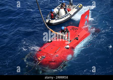 230611 -- AN BORD VON TAN SUO YI HAO, 11. Juni 2023 -- Ein Hydronaut löst das Seil am bemannten Unterwasserschiff Shenhai Yongshi Deep Sea Warrior vom Forschungsschiff Tan Suo Yi Hao Discovery One, um Vorbereitungen für Unterwasseruntersuchungen im Südchinesischen Meer, 26. Mai 2023, zu treffen. Xinhua Schlagzeilen: China führt anspruchsvolle Tiefseeerkundungen der Schiffswracks der Ming-Dynastie PuxXiaoxu PUBLICATIONxNOTxINxCHN durch Stockfoto