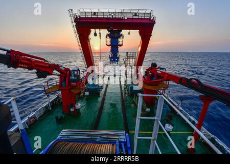 230611 -- AN BORD VON TAN SUO YI HAO, 11. Juni 2023 -- Chinas wissenschaftliches Forschungsschiff Tan Suo Yi Hao Discovery One segelte am 24. Mai 2023 in der Nähe des Ortes der Schiffswracks Nr. 1 und Nr. 2 am nordwestlichen kontinentalen Hang des Südchinesischen Meeres. Xinhua Schlagzeilen: China führt anspruchsvolle Tiefseeerkundungen der Schiffswracks der Ming-Dynastie PuxXiaoxu PUBLICATIONxNOTxINxCHN durch Stockfoto
