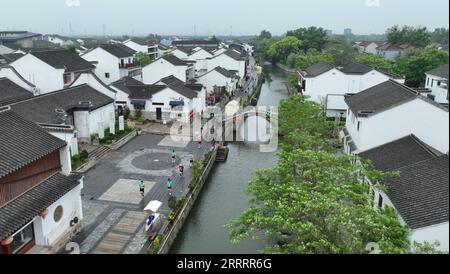 230611 -- HANGZHOU, 11. Juni 2023 -- Menschen nehmen an einem Marathonwettbewerb im Dorf Lucun der Stadt Huzhou, ostchinesische Provinz Zhejiang, am 29. April 2023 Teil. Seit 2003 hat Zhejiang im Yangtze-Delta ein Programm zur Erneuerung der ländlichen Umwelt in Dörfern umgesetzt, das im September 2018 vom UN-Umweltprogramm als „UNEP Champions of the Earth“ ausgezeichnet wurde. Seit zwanzig Jahren hat das Programm Tausende von schönen Dörfern geschaffen und das Gesicht der Landschaft der Provinz grundlegend verändert. CHINA-ZHEJIANG-LÄNDLICHES GRÜNES REVISIONSPROGRAMM-VI Stockfoto