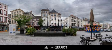 Chalons-en-Champagne, Frankreich - 09 01 2023: Blick auf die Fassade typischer Häuser und einen Platz in der Innenstadt Stockfoto