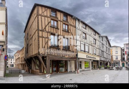 Chalons-en-Champagne, Frankreich - 09 01 2023: Blick auf die Fassade typischer Häuser und einen Platz in der Innenstadt Stockfoto