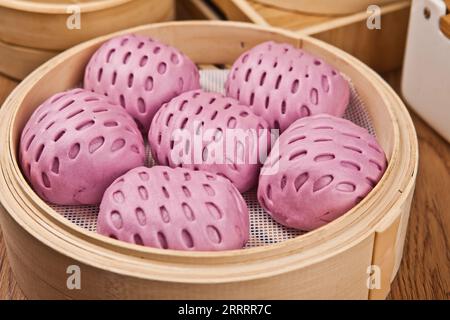 Lila Süßkartoffel gedämpftes Brötchen, chinesisches Brötchen, bao zi Stockfoto